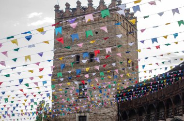 Eski kale binasının önünde renkli bayraklar