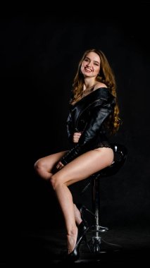 Yüksek seksi esmer iç çamaşırı stüdyo resmi.