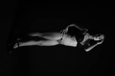 Stüdyoda şık keten bir esmer içinde güzel bir kadın..