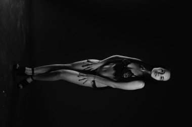 Stüdyoda şık keten bir esmer içinde güzel bir kadın.