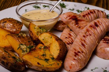 Kızarmış patates, soğan ve sosis.