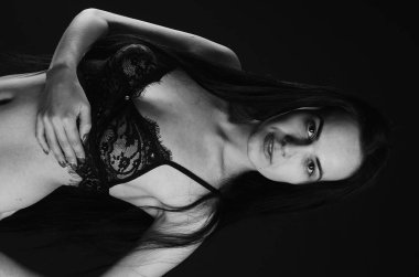 Stüdyoda şık keten bir esmer içinde güzel bir kadın.