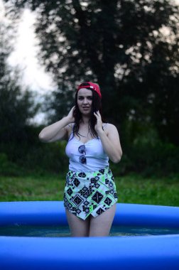 Gün batımında havuzda ıslak, güzel ve büyük bir model..