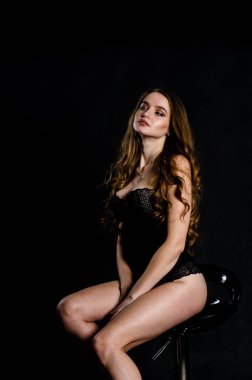 Yüksek seksi esmer iç çamaşırı stüdyo resmi.