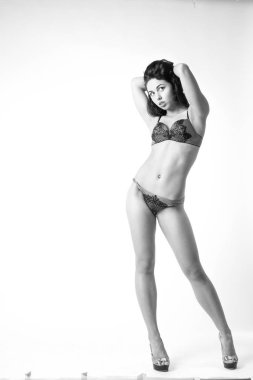 Şık keten, lüks bir esmer içinde genç ve güzel bir kadın. 