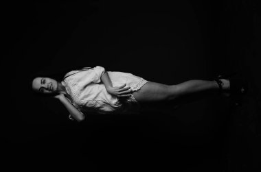 Şık keten, lüks bir esmer içinde genç ve güzel bir kadın. 