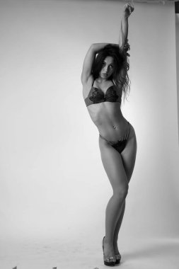 Şık keten, lüks bir esmer içinde genç ve güzel bir kadın. 