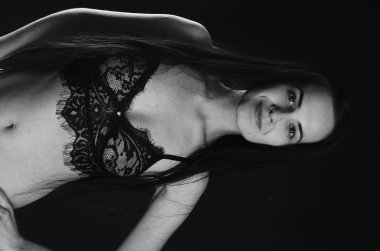 Stüdyoda şık keten bir esmer içinde güzel bir kadın.