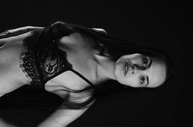 Stüdyoda şık keten bir esmer içinde güzel bir kadın.