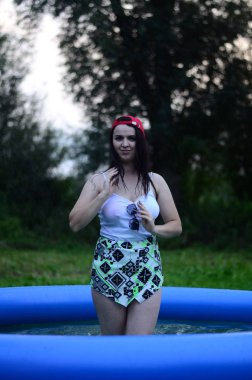 Gün batımında havuzda ıslak, güzel ve büyük bir model..