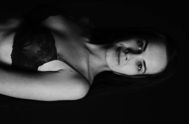 Stüdyoda şık keten bir esmer içinde güzel bir kadın..