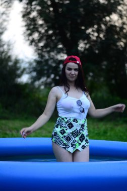 Gün batımında havuzda ıslak, güzel ve büyük bir model..