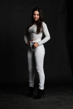 Saçları topuz şeklinde olan genç bayan kollarını kavuşturup yukarı bakıyor. Gri elbiseli, ısıran dudakları olan, arzularını düşünen kaprisli kadın manken. Hayal dünyası konsepti