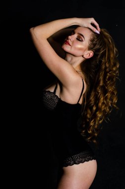 Yüksek seksi esmer iç çamaşırı stüdyo resmi.