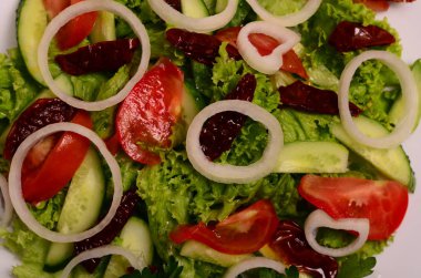 Salata fırınlanmış patlıcan ve taze domates. Üst görünüm