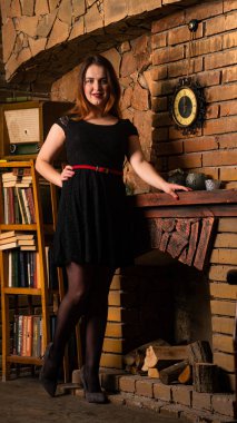 Artı siyah gece elbisesi giyen bir manken, lüks içinde şişman bir kadın, tam boy portre, profesyonel makyaj ve saç stili.