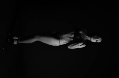 Stüdyoda şık keten bir esmer içinde güzel bir kadın..