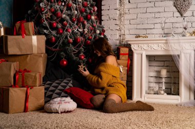 Lüks Noel dekorasyon stüdyosunda genç bir kadın. 