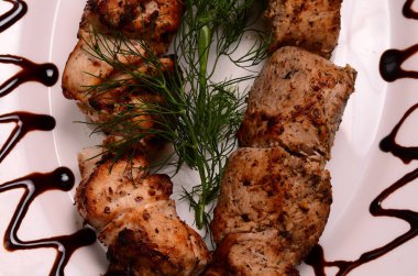 Barbekü parçaları beyaz tabakta, yakın görüş 
