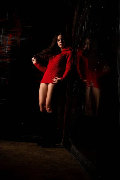 Hermosa Mujer Sexy Desnuda Polvo Rojo Sobre Fondo Oscuro — Foto de Stock