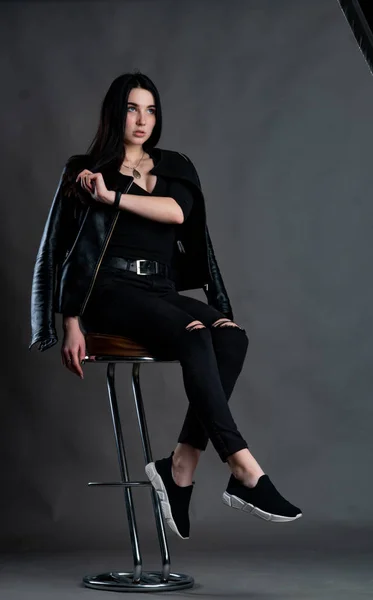 Ung Brunett Kvinna Snygga Kläder Poserar Mörk Studio — Stockfoto