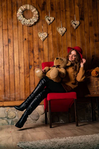 Όμορφη Μελαχρινή Γυναίκα Αρκουδάκι Που Ποζάρει Ξύλινο Στούντιο — Φωτογραφία Αρχείου