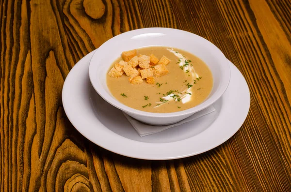 Minestrone, italienische Gemüsesuppe mit Pasta auf Holztisch. Ansicht von oben — Stockfoto