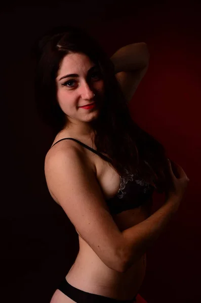 Sexy Brünette im Schlafanzug aus Leinen, posiert im Studio, dunkle Fotos, exquisites Modell, schönes Make-up, rostiges Studio — Stockfoto