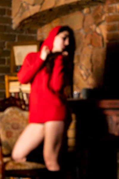 Bella Sexy Donna Nuda Maglione Rosso Sfondo Scuro — Foto Stock