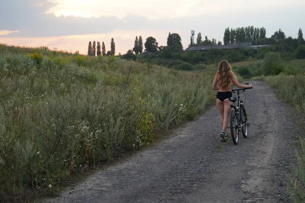 Schöne Mädchen Radfahren Auf Feldern Bei Sonnenuntergang Lutsk Ukraine — Stockfoto