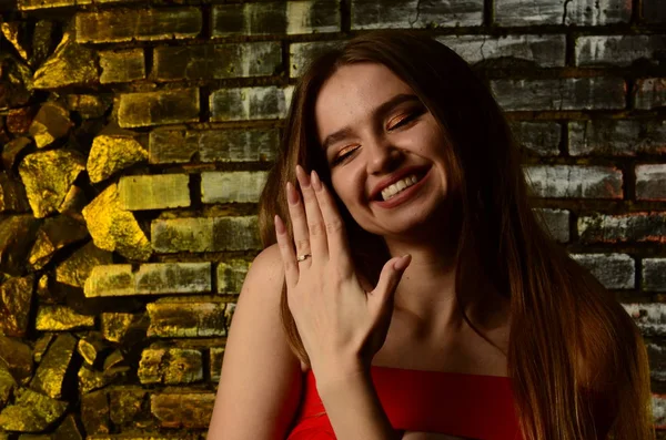 Bella Donna Con Anello Fidanzamento Portata Mano — Foto Stock