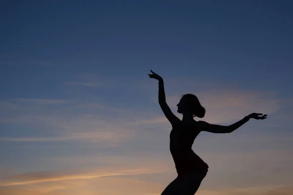 Bailarina Danza Hace Las Divisiones Aire Contra Atardecer — Foto de Stock