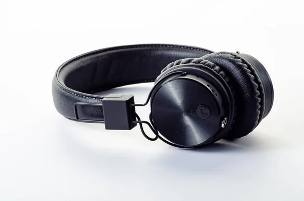 Casque bluetooth sans fil ou écouteur isolé sur fond blanc . — Photo