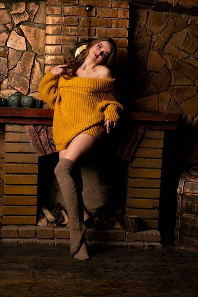 豪華なインテリアで暖炉の近くにポーズ美しい女の子 — ストック写真