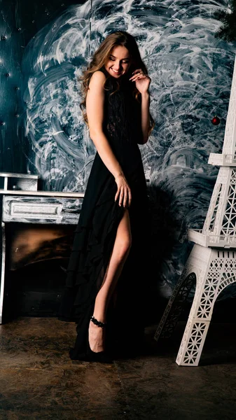 Stüdyoda Dantel Elbiseyle Poz Veren Genç Güzel Bayan — Stok fotoğraf