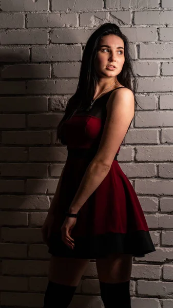 Dość Młody Sexy Model Kobieta Ciemnymi Włosami Czerwony Sukienka Pozowanie — Zdjęcie stockowe