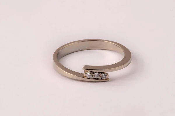 Gyllene Ring Med Diamanter Nära Utsikt — Stockfoto