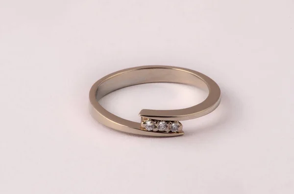 Anillo Dorado Con Diamantes Vista Cercana — Foto de Stock