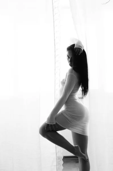 Femme sexy portant une robe blanche — Photo