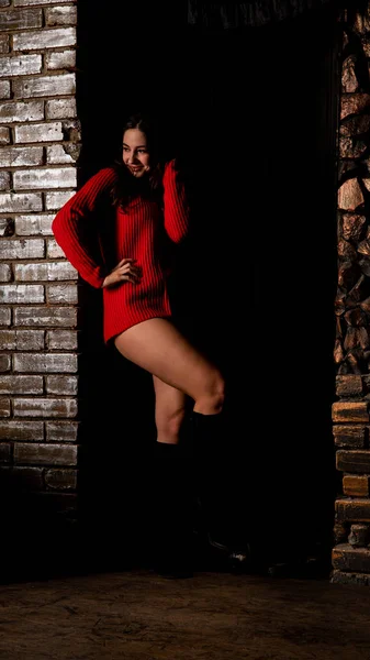 Όμορφη Σέξι Γυμνή Γυναίκα Κόκκινο Πουλόβερ Σκούρο Φόντο — Φωτογραφία Αρχείου