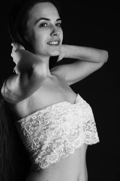 Νεαρή όμορφη γυναίκα σε ένα μοντέρνο λινό πολυτελή μελαχρινή στο Studio. — Φωτογραφία Αρχείου