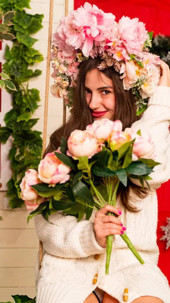 Junge Hübsche Frau Blumenkranz Hält Blumen Den Händen Und Posiert — Stockfoto