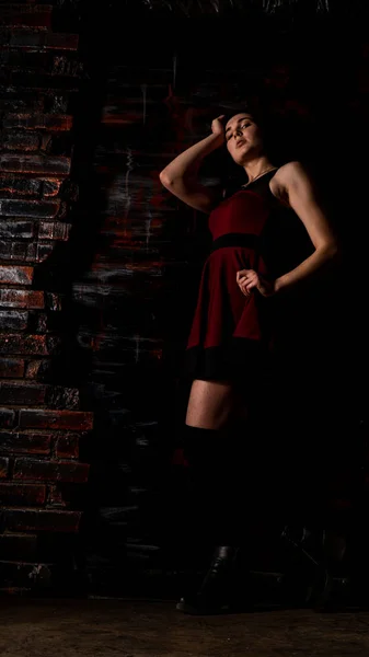 Koyu Renk Saçlı Kırmızı Elbiseli Karanlık Stüdyoda Poz Veren Genç — Stok fotoğraf
