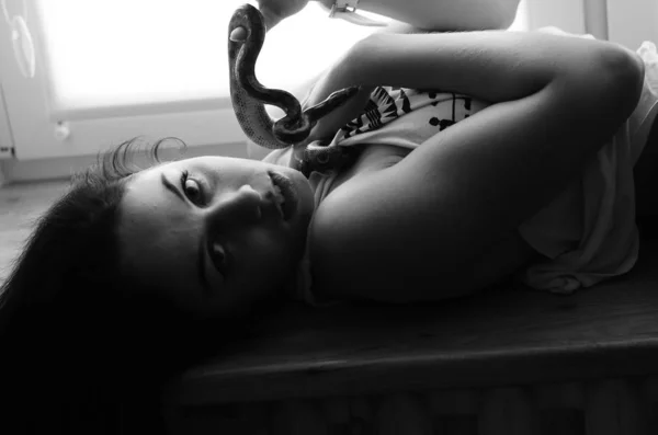 비단 뱀을 사용하는 매혹적 인 갈색 머리 여자 — 스톡 사진