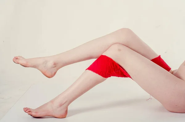 Corpo nu coberto com um tecido de fita vermelha — Fotografia de Stock