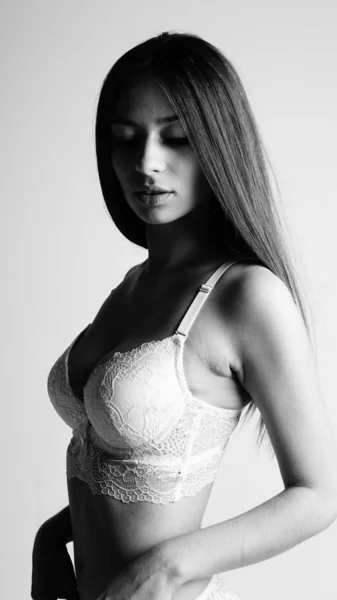 Ragazza in lingerie su sfondo bianco — Foto Stock