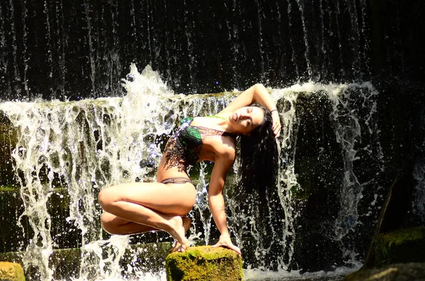 Jovem Morena Modelo Posando Contra Uma Cachoeira — Fotografia de Stock