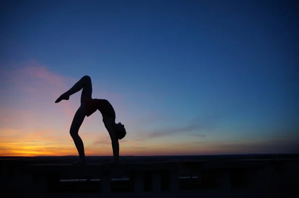 Dancer Dance Does Splits Air Sunset — Stock Photo, Image