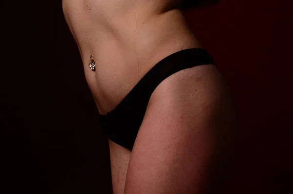 Jovem sensual senhora em lingerie sobre fundo preto . — Fotografia de Stock