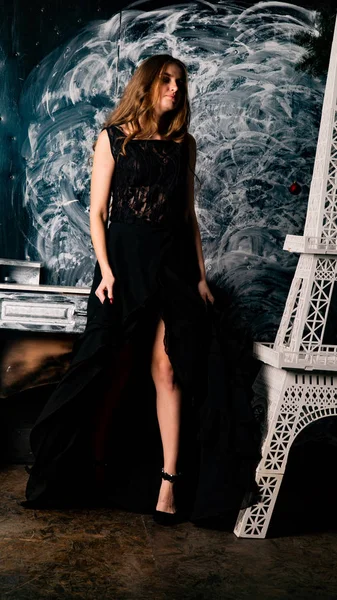 Kobieta Delikatnej Czarnej Sukience Pozowanie Studio — Zdjęcie stockowe